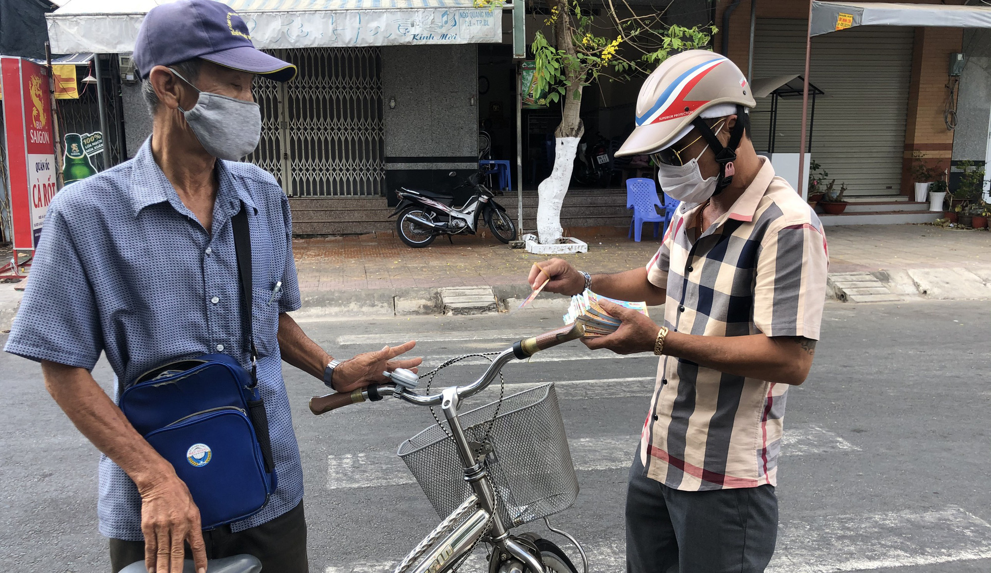 4.800 người bán vé số dạo ở Bạc Liêu và Sóc Trăng đón tin vui