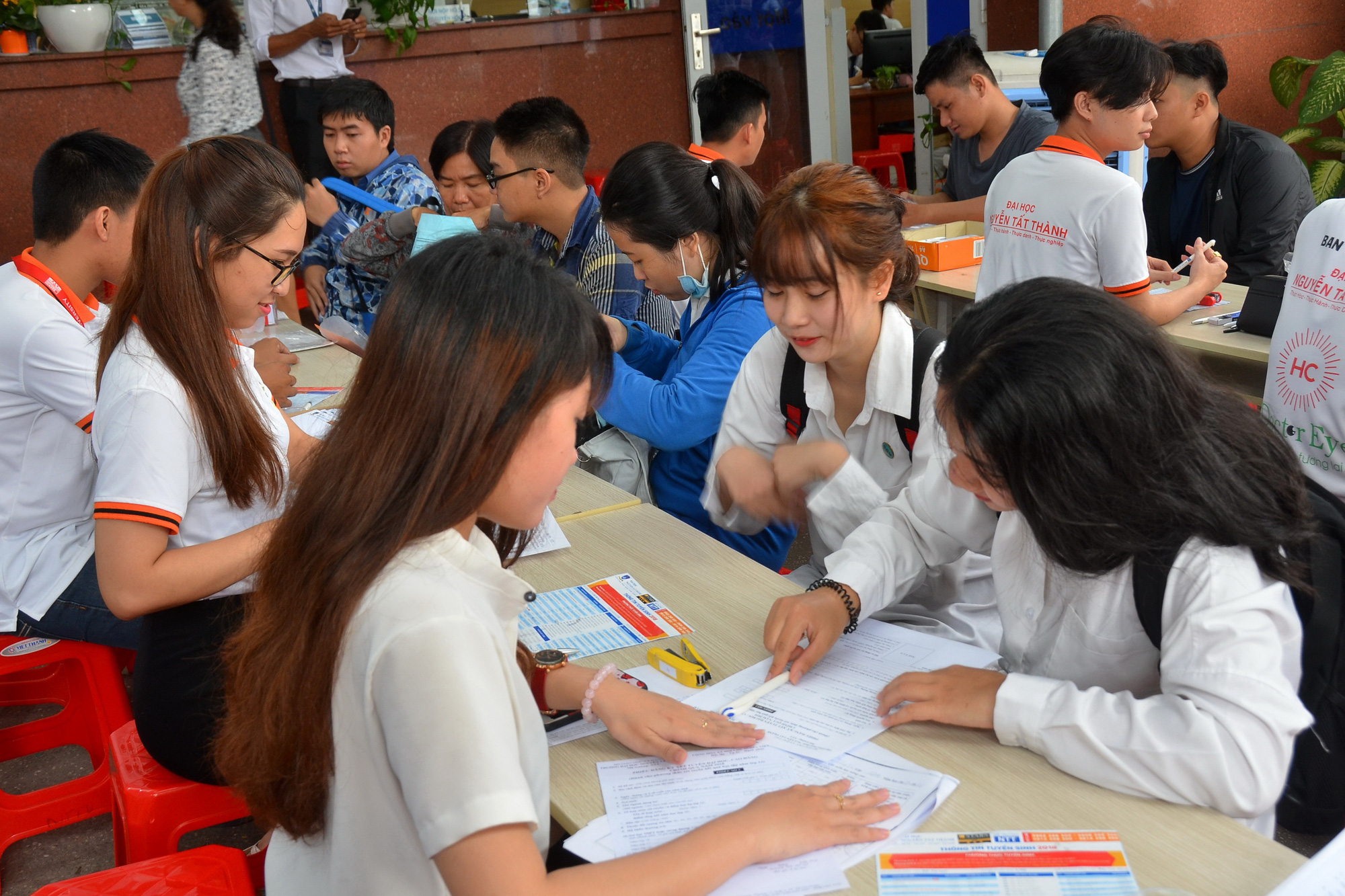 Nhiều ĐH xét tuyển sớm, bỏ qua học kỳ cuối