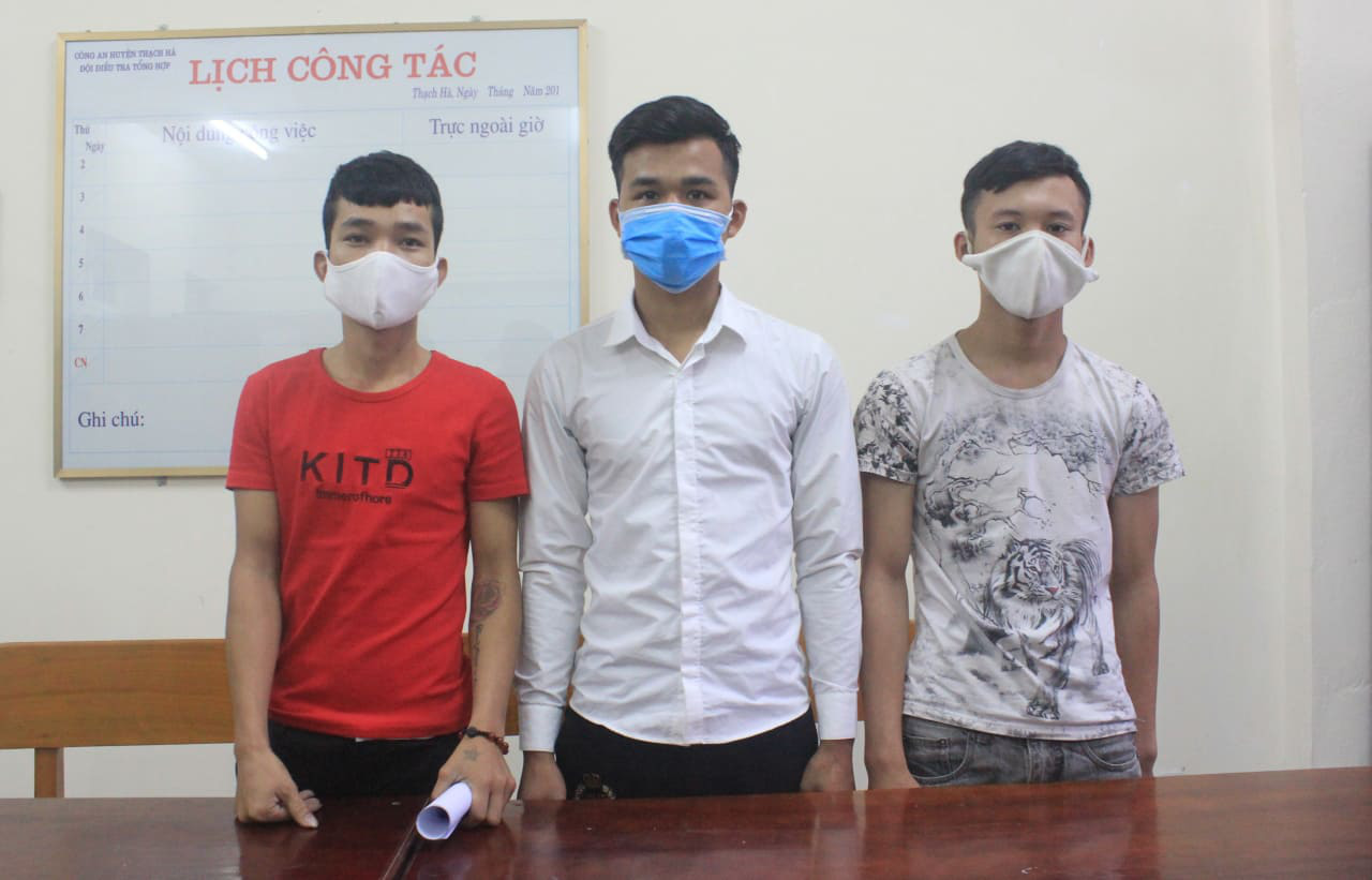 Bắt 3 thanh niên gây ra nhiều vụ cướp điện thoại