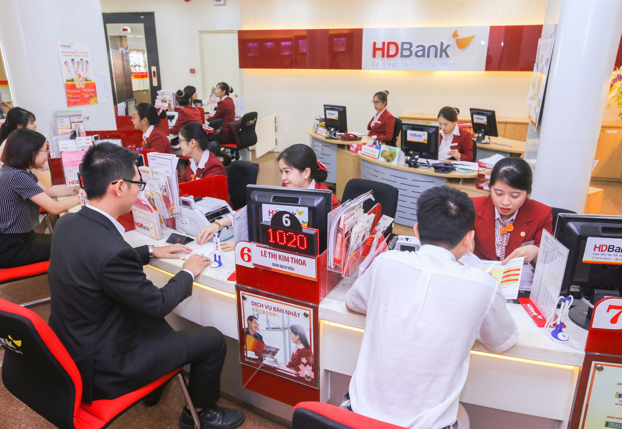 Nhiều ng&acirc;n h&agrave;ng giảm l&atilde;i vay, doanh nghiệp kh&ocirc;ng cần chứng minh thiệt hại - Ảnh 1.