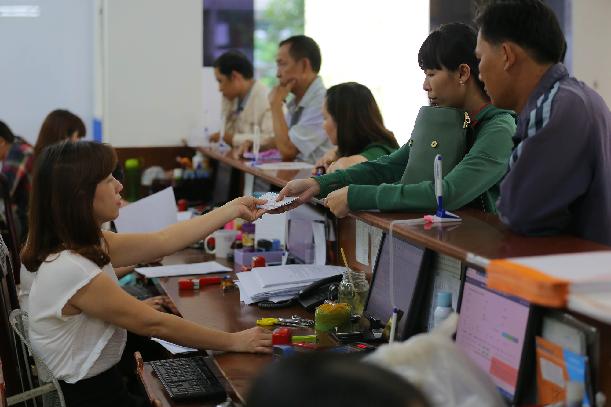 Cấp, gia hạn thẻ BHYT trong thời gian thực hiện c&aacute;ch ly x&atilde; hội - Ảnh 1.