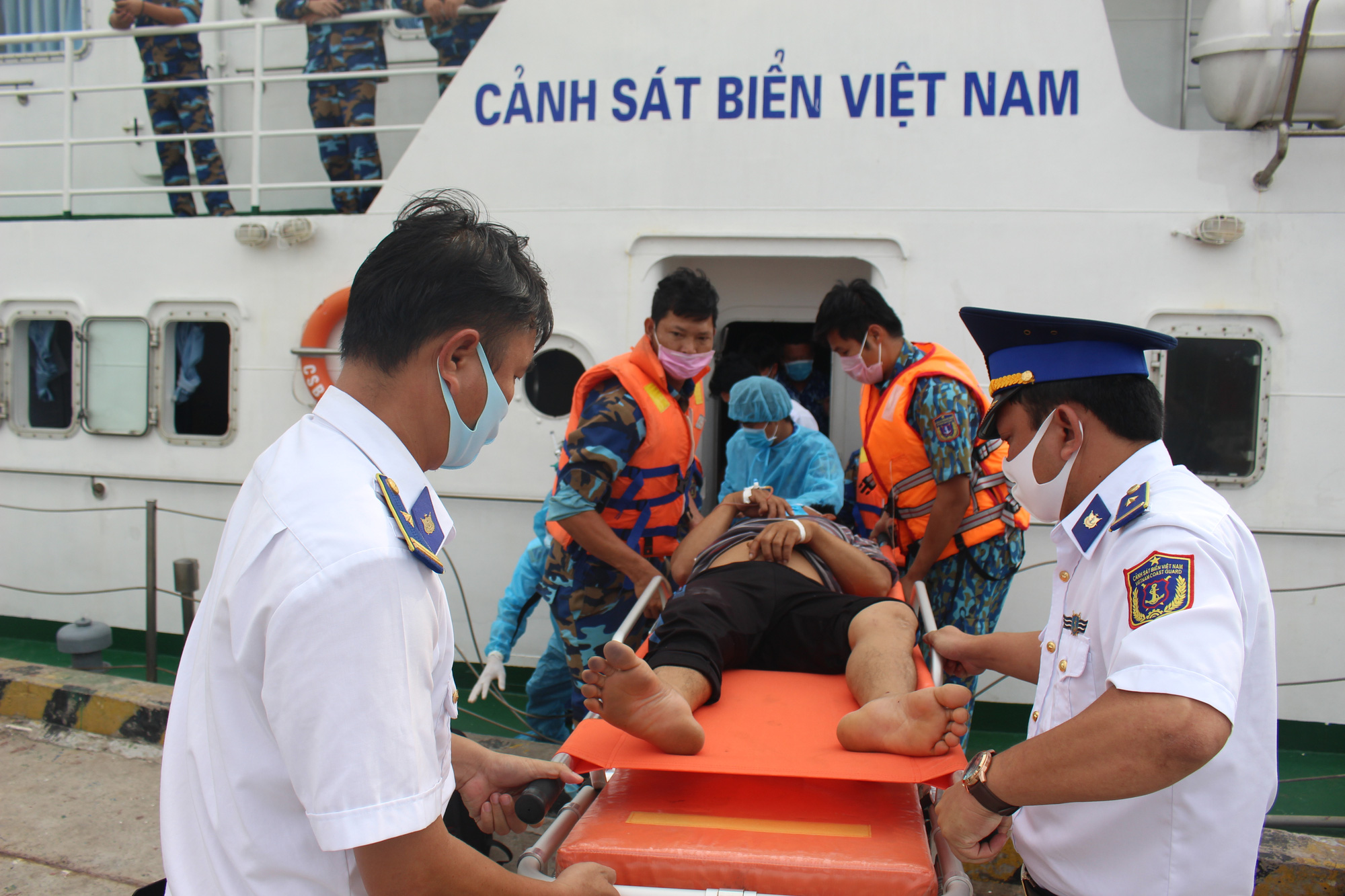 CLIP: Ngạt khí trên tàu ở Phú Quốc, 1 người chết, 5 người nguy kịch