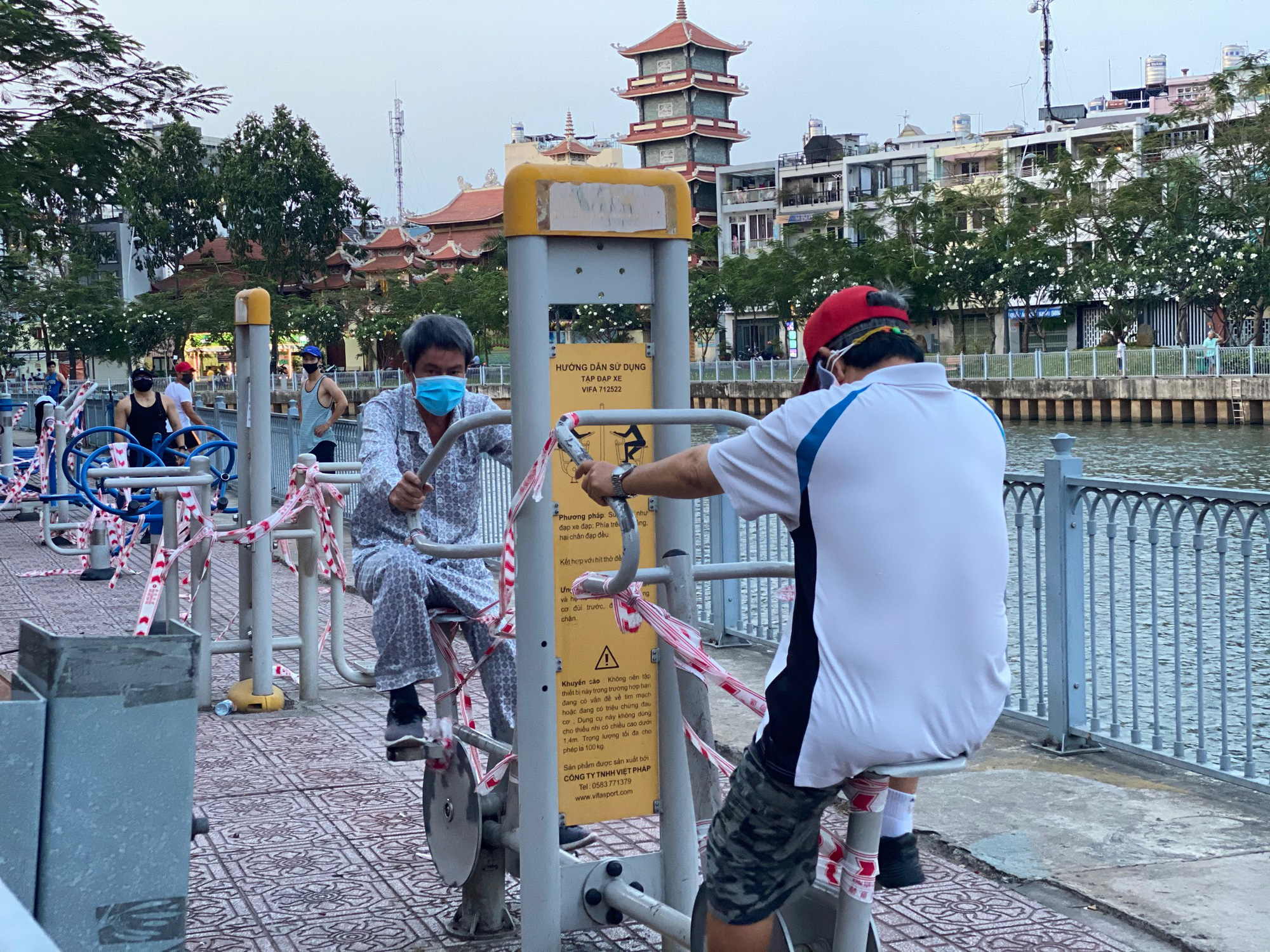 Cận cảnh sáng sớm ngày thứ 2 "cách ly xã hội" dọc kênh Nhiêu Lộc - Thị Nghè