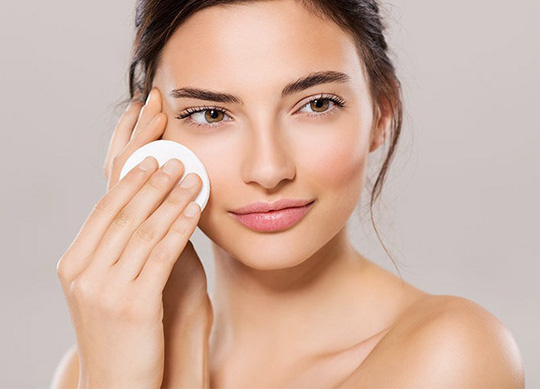 L&agrave;m thế n&agrave;o để kh&ocirc;ng bị mụn sau khi đeo khẩu trang qu&aacute; l&acirc;u? - Ảnh 2.