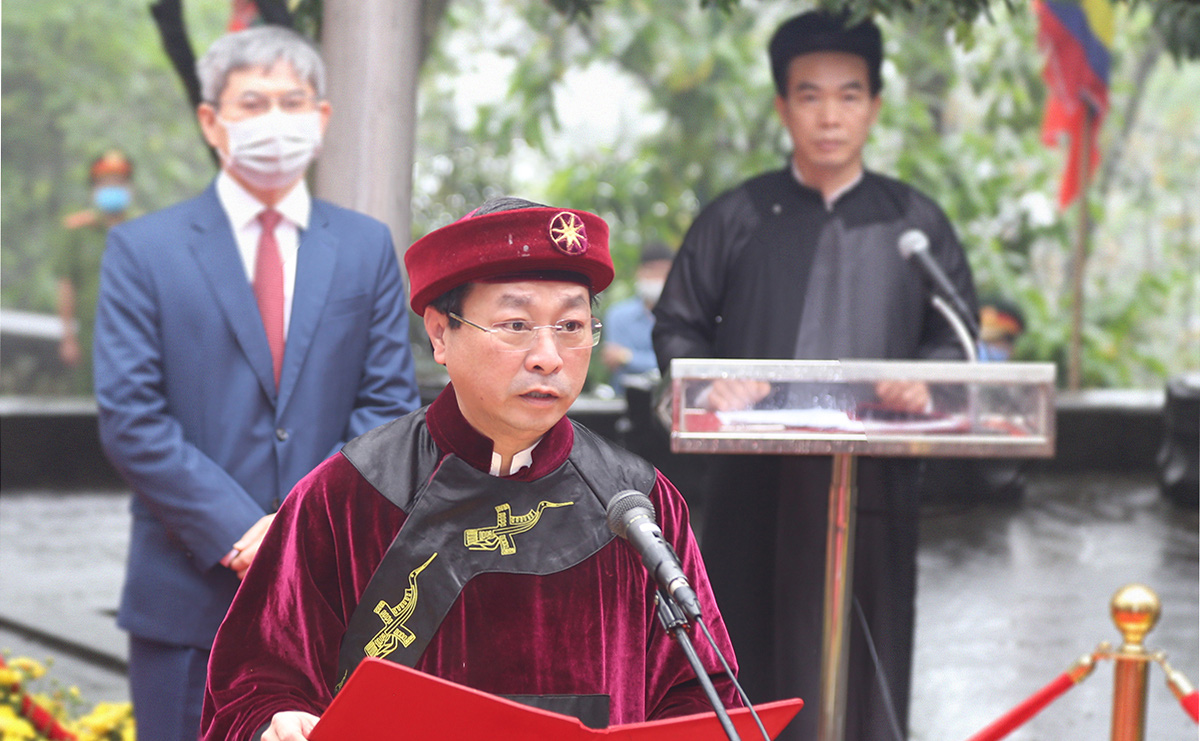 Dâng hương tưởng niệm các Vua Hùng