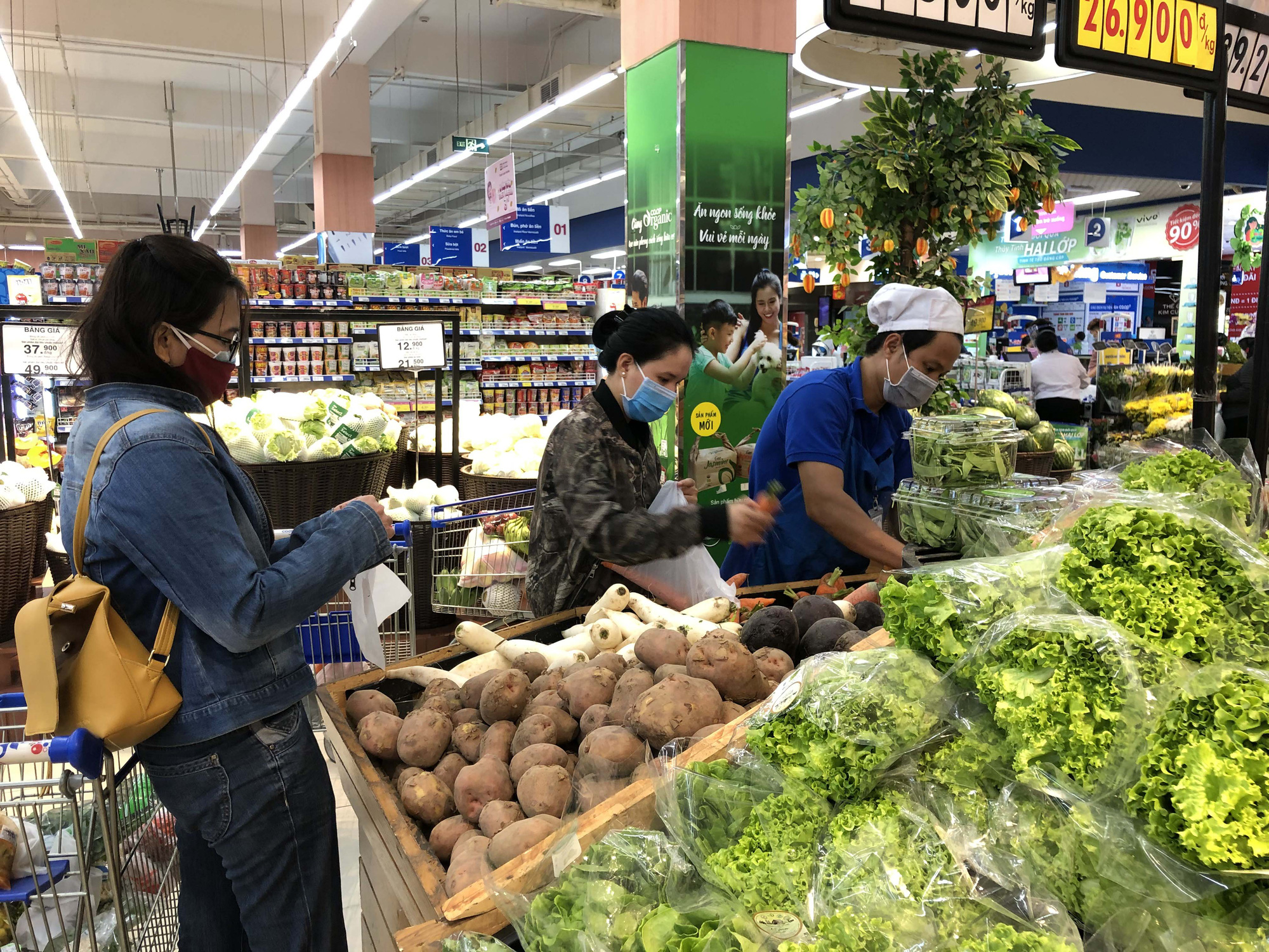 Siêu thị "ngập" hàng, không tăng giá