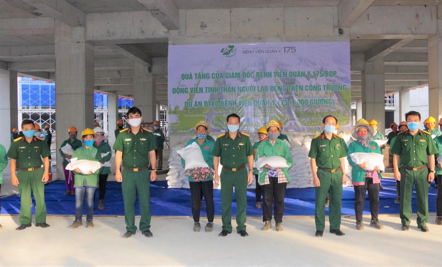 Bệnh viện tự làm khẩu trang, tặng gạo cho lao động tại công trường