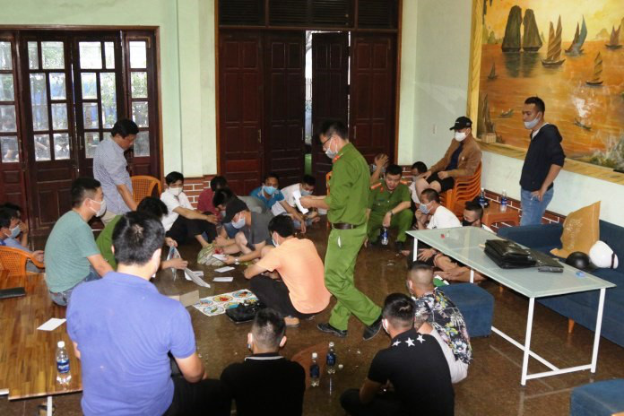 Quảng B&igrave;nh: X&oacute;a sới bạc khủng bằng h&igrave;nh thức x&oacute;c bầu cua, bắt 15 đối tượng - Ảnh 1.