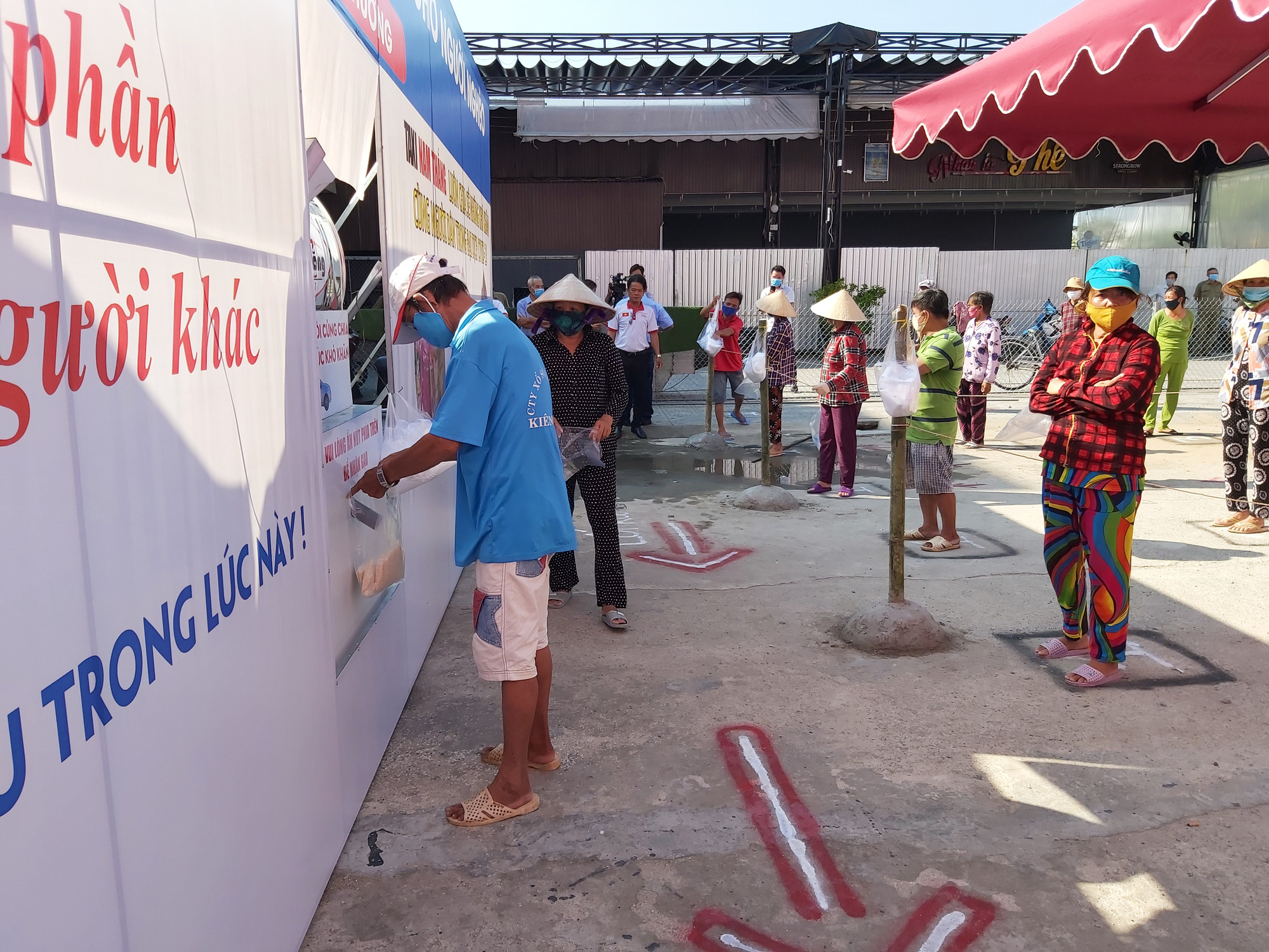 &ldquo;ATM gạo&rdquo; gi&uacute;p m&aacute;t l&ograve;ng người ngh&egrave;o v&ugrave;ng hạn mặn ở C&agrave; Mau, Bạc Li&ecirc;u v&agrave; Ki&ecirc;n Giang - Ảnh 32.