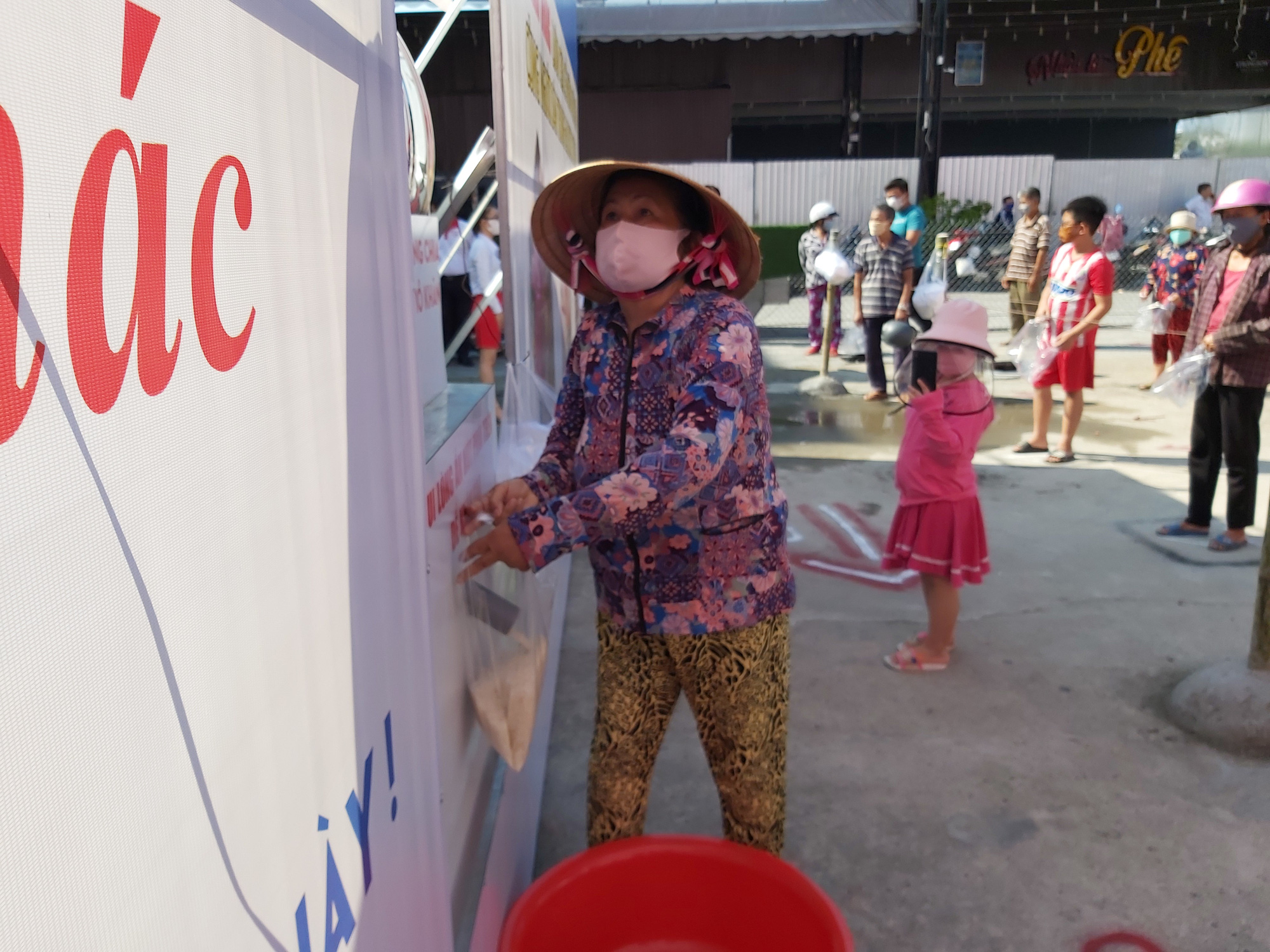 &ldquo;ATM gạo&rdquo; gi&uacute;p m&aacute;t l&ograve;ng người ngh&egrave;o v&ugrave;ng hạn mặn ở C&agrave; Mau, Bạc Li&ecirc;u v&agrave; Ki&ecirc;n Giang - Ảnh 33.