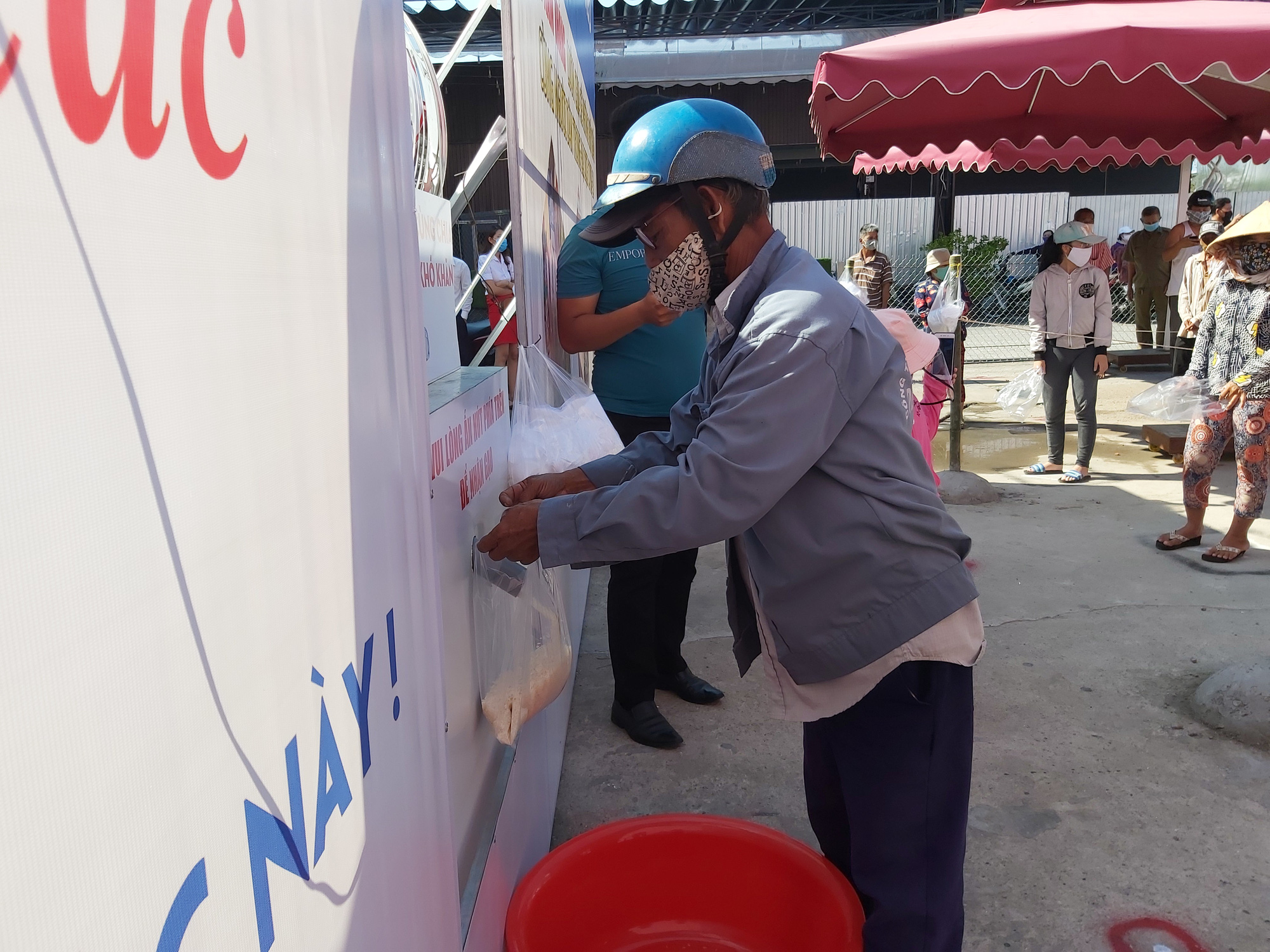 &ldquo;ATM gạo&rdquo; gi&uacute;p m&aacute;t l&ograve;ng người ngh&egrave;o v&ugrave;ng hạn mặn ở C&agrave; Mau, Bạc Li&ecirc;u v&agrave; Ki&ecirc;n Giang - Ảnh 34.