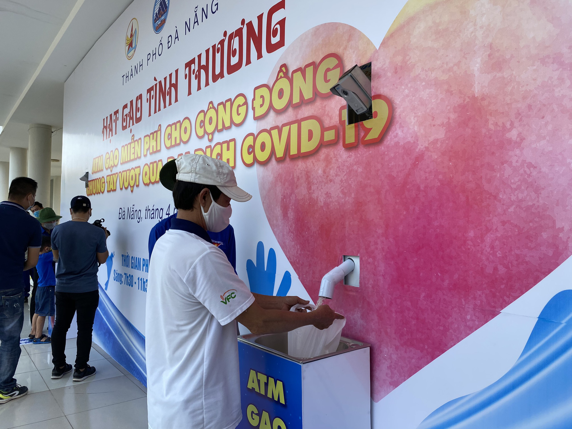 Đ&agrave; Nẵng đ&atilde; c&oacute; 2 ATM gạo, nghi&ecirc;n cứu lắp th&ecirc;m 4 m&aacute;y ph&aacute;t nhu yếu phẩm - Ảnh 4.