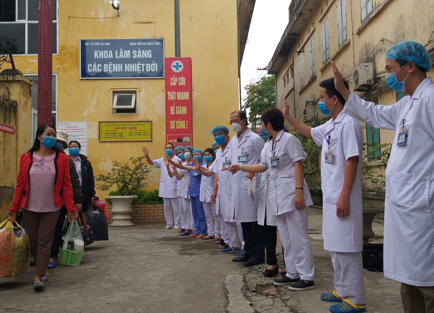 Bệnh nhân tái dương tính SARS-CoV-2 sau xuất viện đã âm tính trở lại
