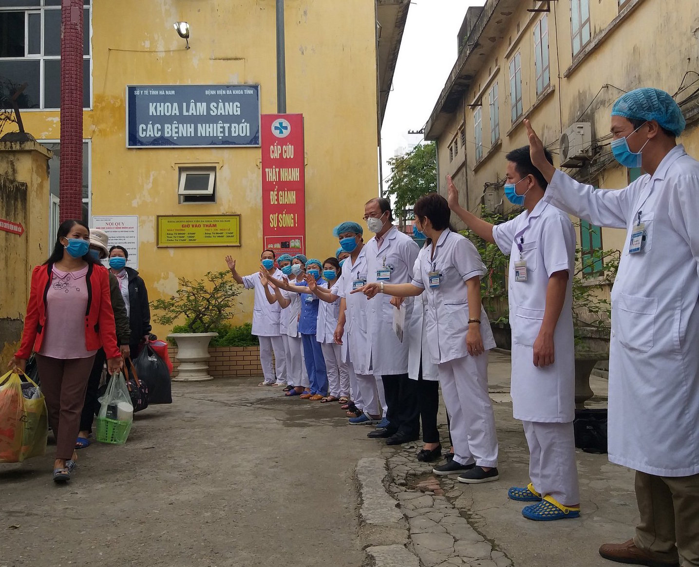 Bệnh nhân tái dương tính SARS-CoV-2 sau xuất viện đã âm tính trở lại - Ảnh 1.