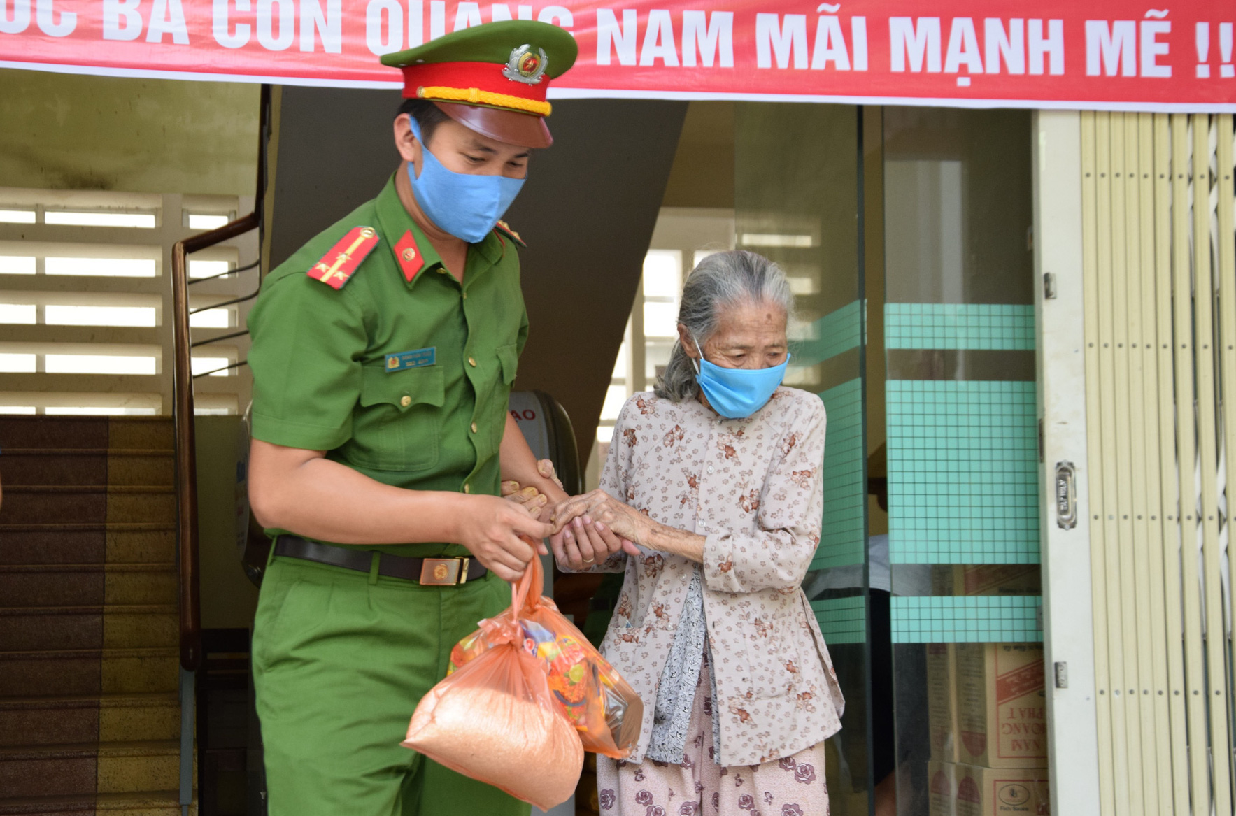 Tam Kỳ đưa v&agrave;o hoạt động 3 ATM gạo gi&uacute;p người ngh&egrave;o - Ảnh 6.