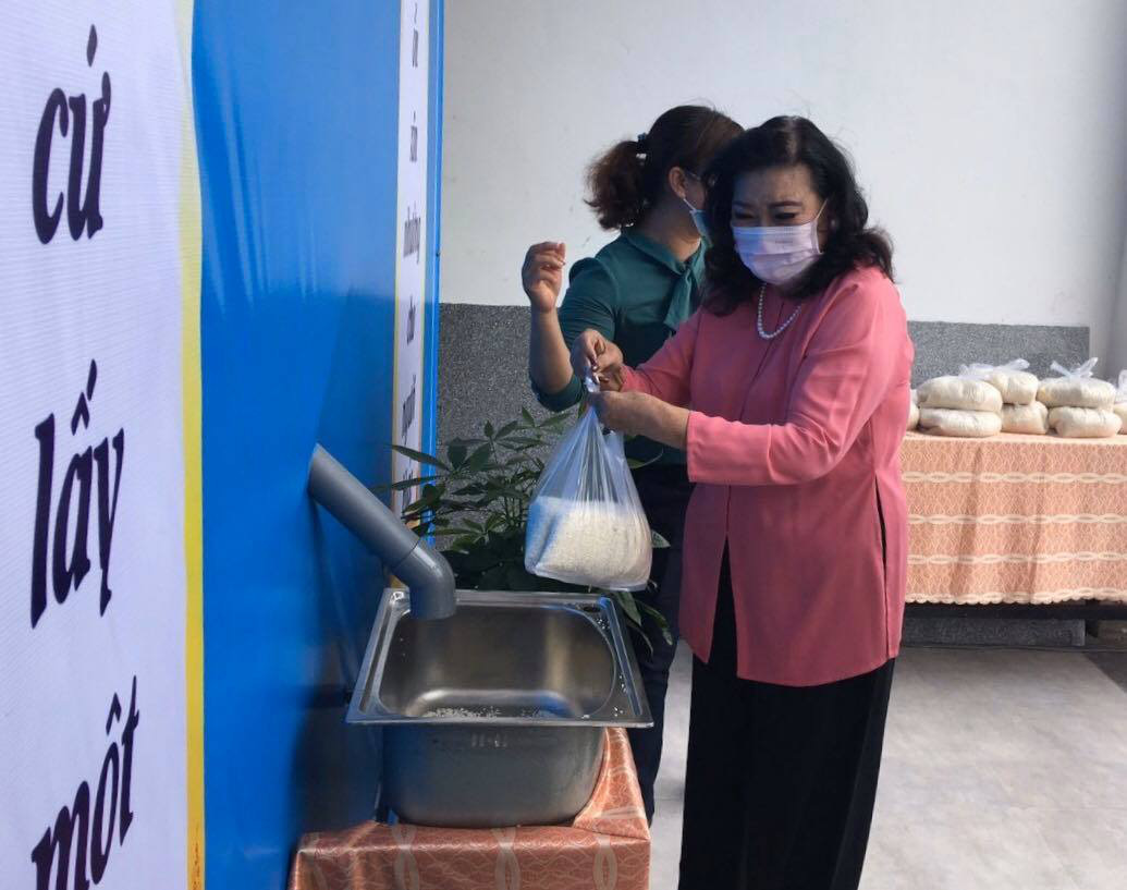 NSND Kim Cương hỗ trợ người nghèo "hạt gạo yêu thương"