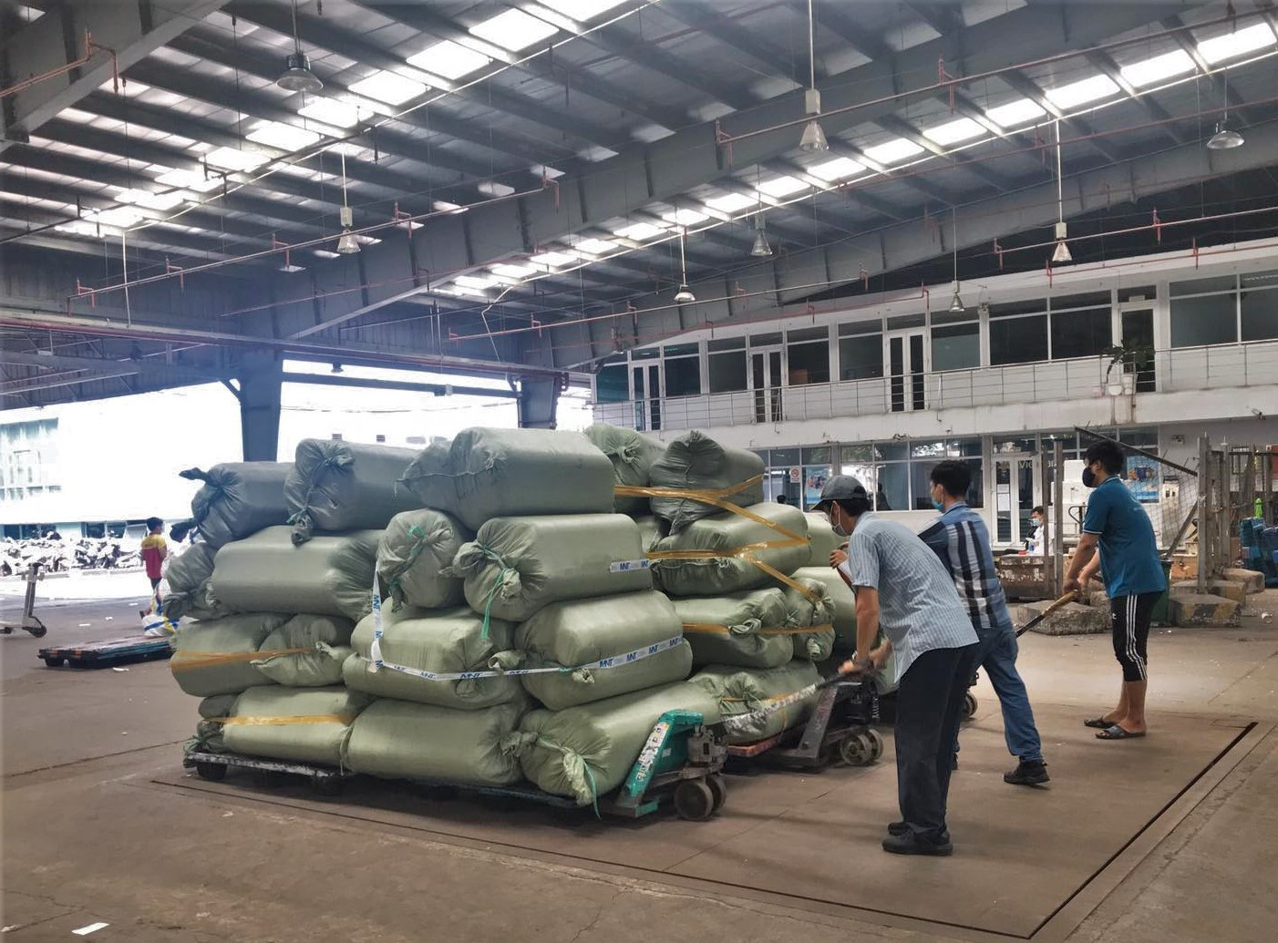 Vận chuyển 500 tấm nệm từ TP HCM ra H&agrave; Nội phục vụ chống dịch Covid-19 - Ảnh 1.