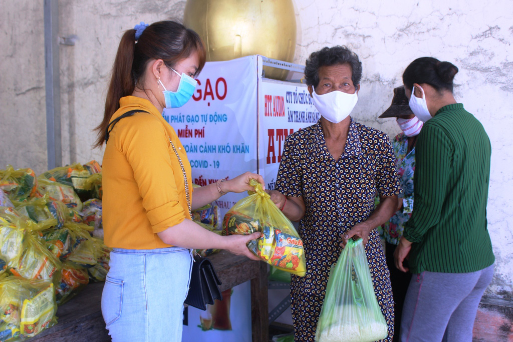 &ldquo;ATM gạo&rdquo; gi&uacute;p m&aacute;t l&ograve;ng người ngh&egrave;o v&ugrave;ng hạn mặn ở C&agrave; Mau, Bạc Li&ecirc;u v&agrave; Ki&ecirc;n Giang - Ảnh 23.