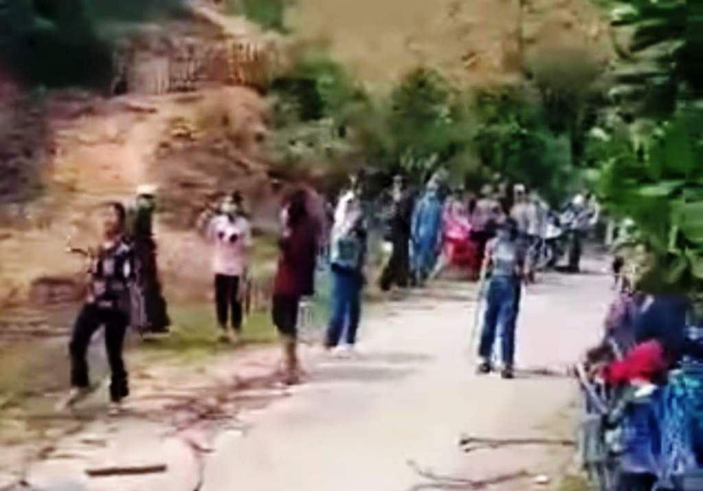 20 cô gái cầm gậy xông vào "hỗn chiến" náo loạn trên đường
