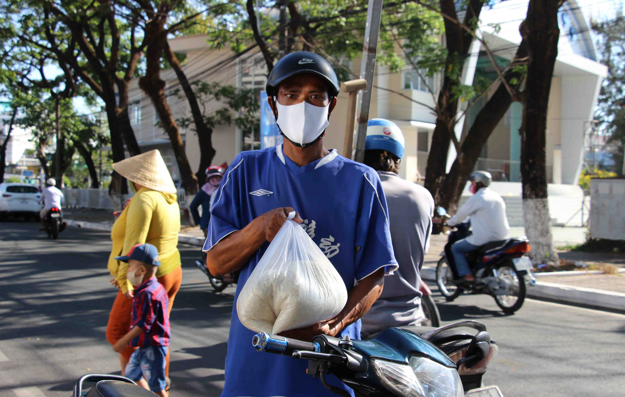&ldquo;ATM gạo&rdquo; gi&uacute;p m&aacute;t l&ograve;ng người ngh&egrave;o v&ugrave;ng hạn mặn ở C&agrave; Mau, Bạc Li&ecirc;u v&agrave; Ki&ecirc;n Giang - Ảnh 5.