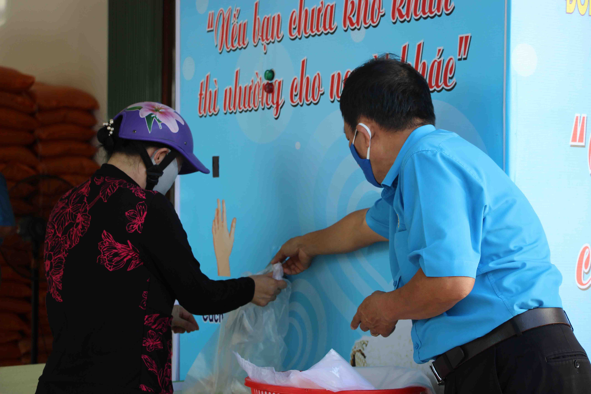 &ldquo;ATM gạo&rdquo; gi&uacute;p m&aacute;t l&ograve;ng người ngh&egrave;o v&ugrave;ng hạn mặn ở C&agrave; Mau, Bạc Li&ecirc;u v&agrave; Ki&ecirc;n Giang - Ảnh 11.
