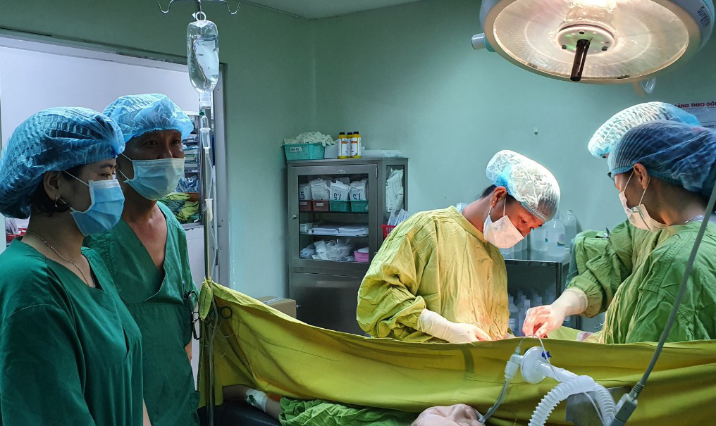 Các bác sĩ đưa ra quyết định "táo bạo" để bảo toàn tính mạng mẹ con sản phụ