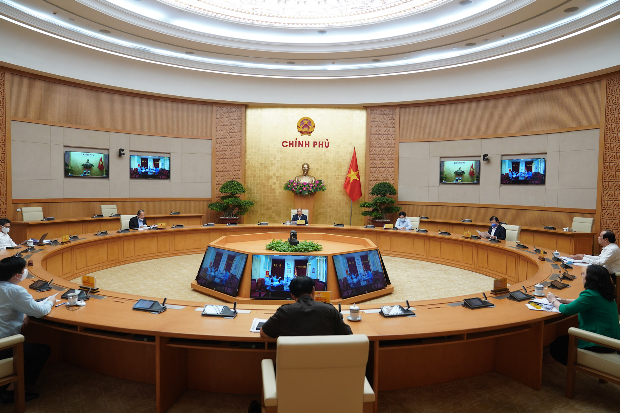 Hà Nội, TP HCM kiến nghị xem xét giảm mức giãn cách xã hội