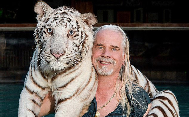 Sao "Tiger king" ngủ với... súng AK-47 vì nhận 50 lời dọa giết mỗi ngày