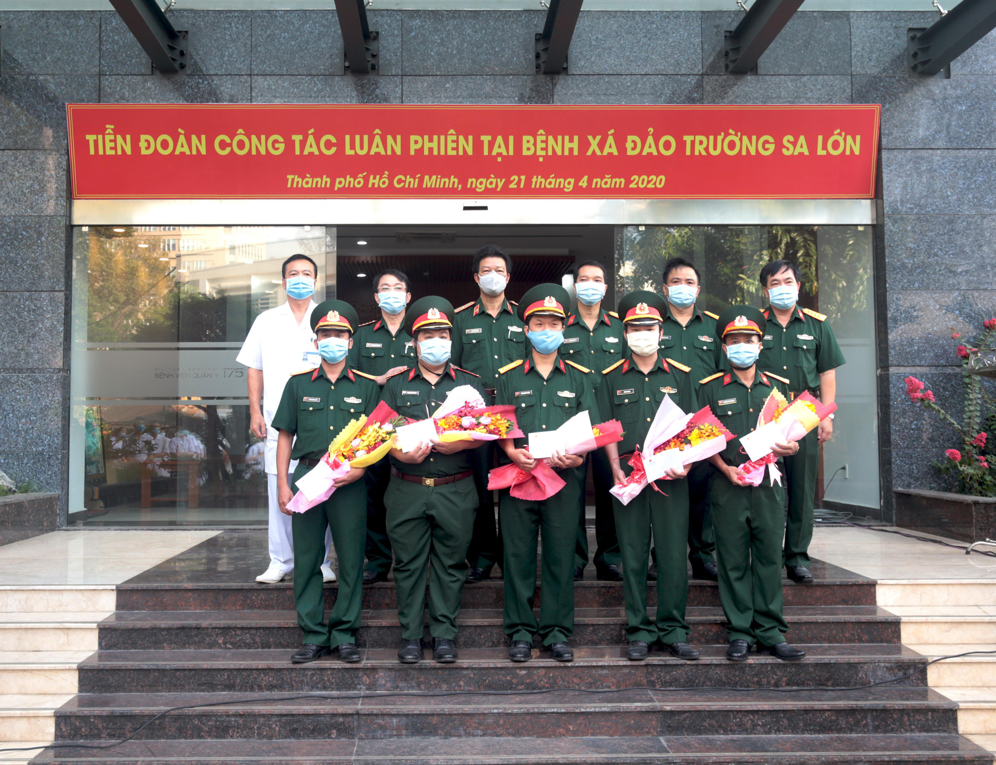 Đoàn y, bác sĩ Bệnh viện Quân y 175 tiếp sức cho Bệnh xá đảo Trường Sa