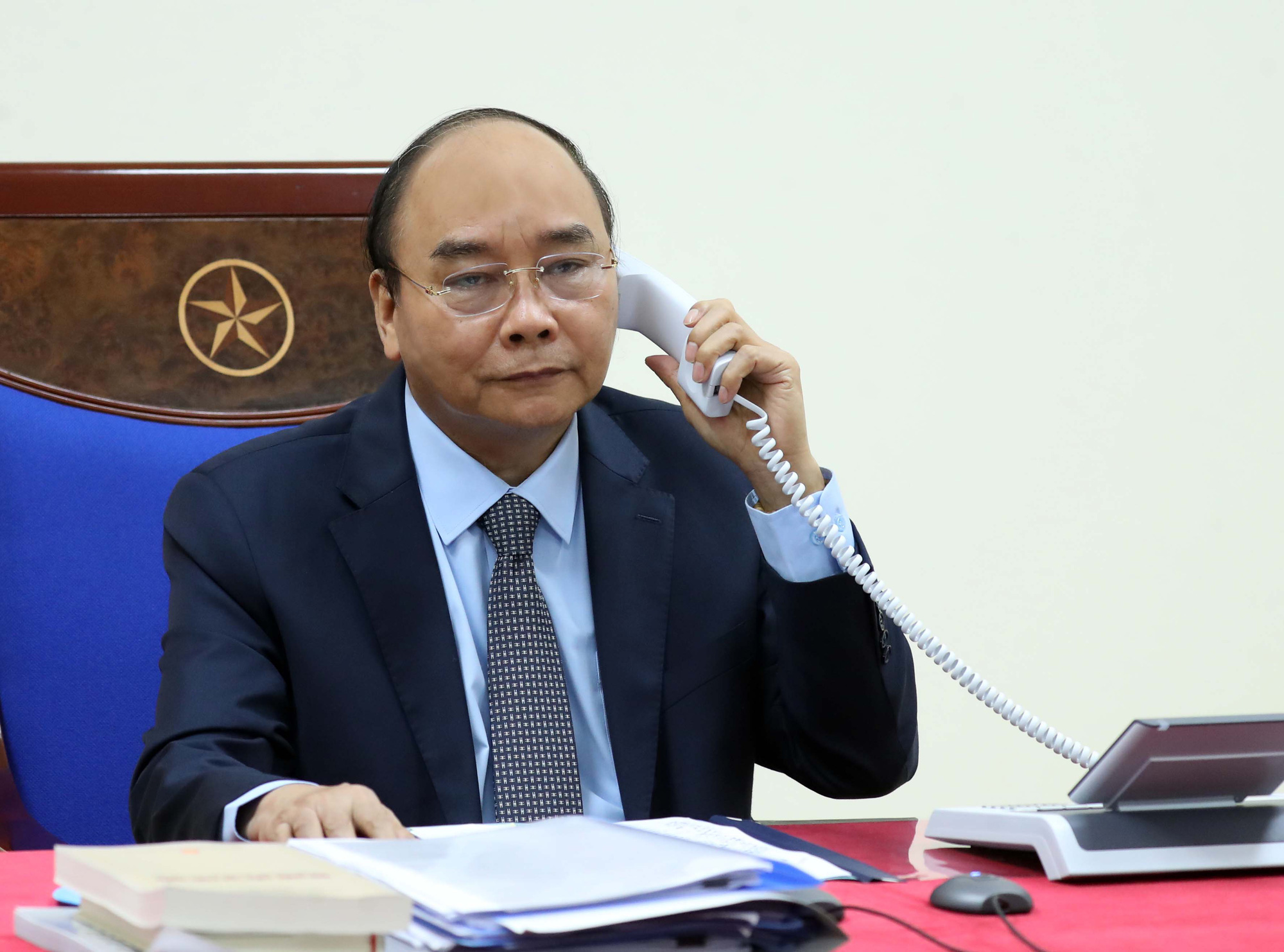 Thủ tướng điện đàm, mời Thủ tướng Nga sớm thăm Việt Nam