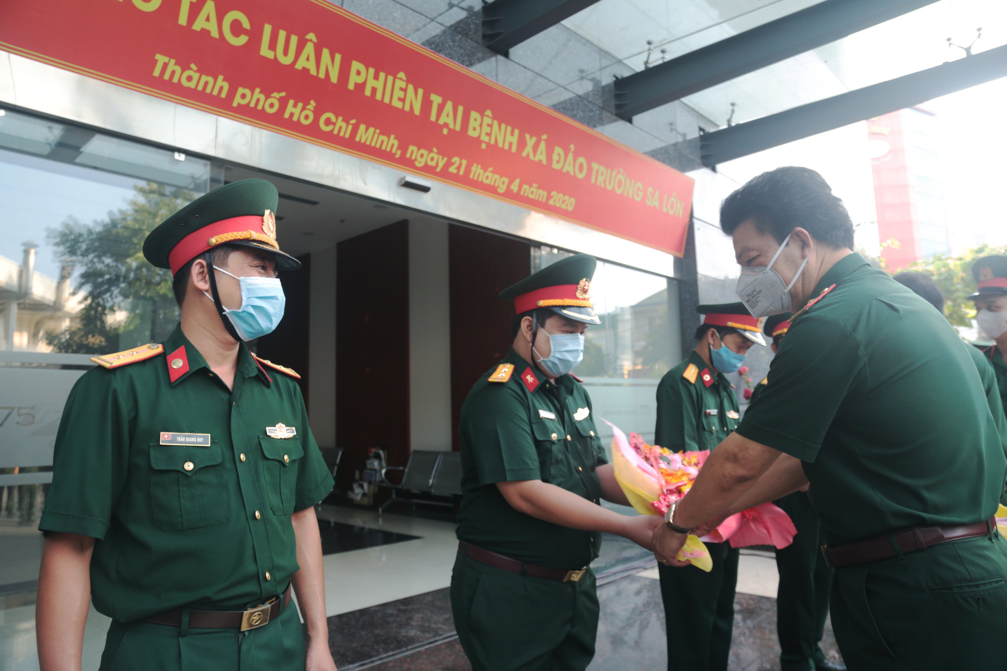 Đo&agrave;n y, b&aacute;c sĩ l&ecirc;n đường tiếp sức cho quần đảo Trường Sa - Ảnh 1.