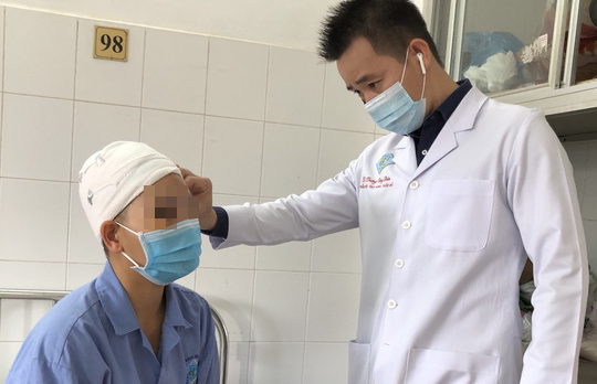 Người phụ nữ bị máy cắt rau lột sạch da đầu, lộ xương sọ