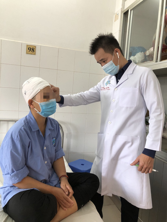 Người phụ nữ bị m&aacute;y cắt rau lột sạch da đầu, lộ xương sọ  - Ảnh 2.