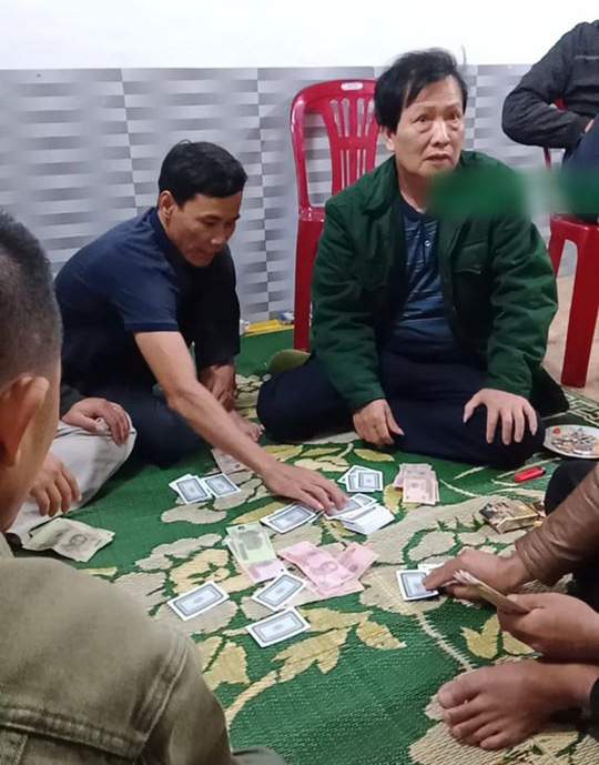 Đình chỉ công tác Chủ tịch xã tham gia đánh bạc trong dịch Covid-19 - Ảnh 1.