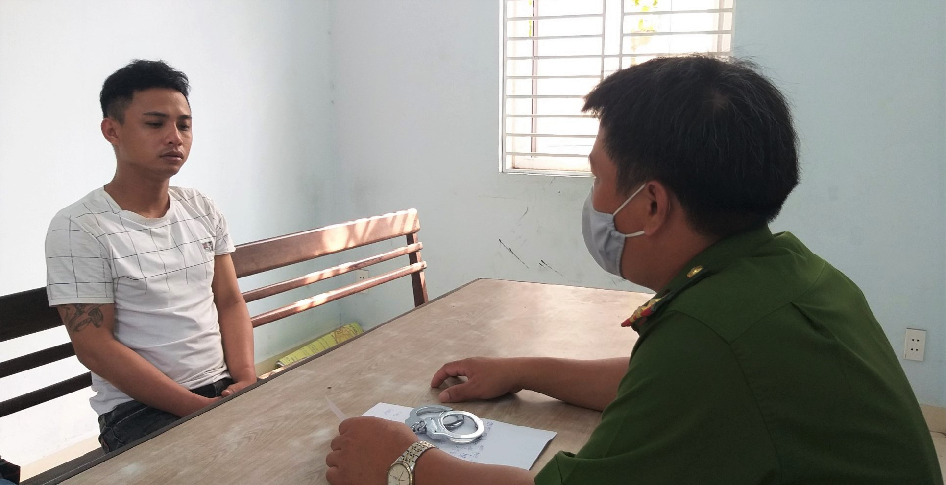 Đà Nẵng: Bắt nam thanh niên chuyên cướp giật điện thoại, dây chuyền của học sinh