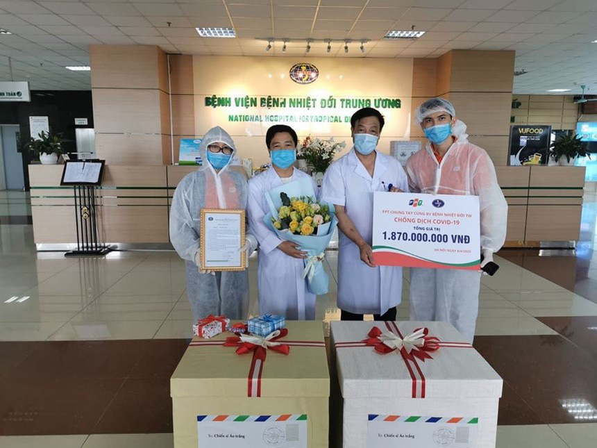Tỉ ph&uacute; Phạm Nhật Vượng v&agrave; FPT được Forbes ghi nhận đ&oacute;ng g&oacute;p nổi bật trong cuộc chiến chống Covid-19 - Ảnh 2.