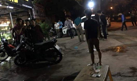 Hai nhóm bảo vệ và thanh niên lao vào "hỗn chiến", nổ súng
