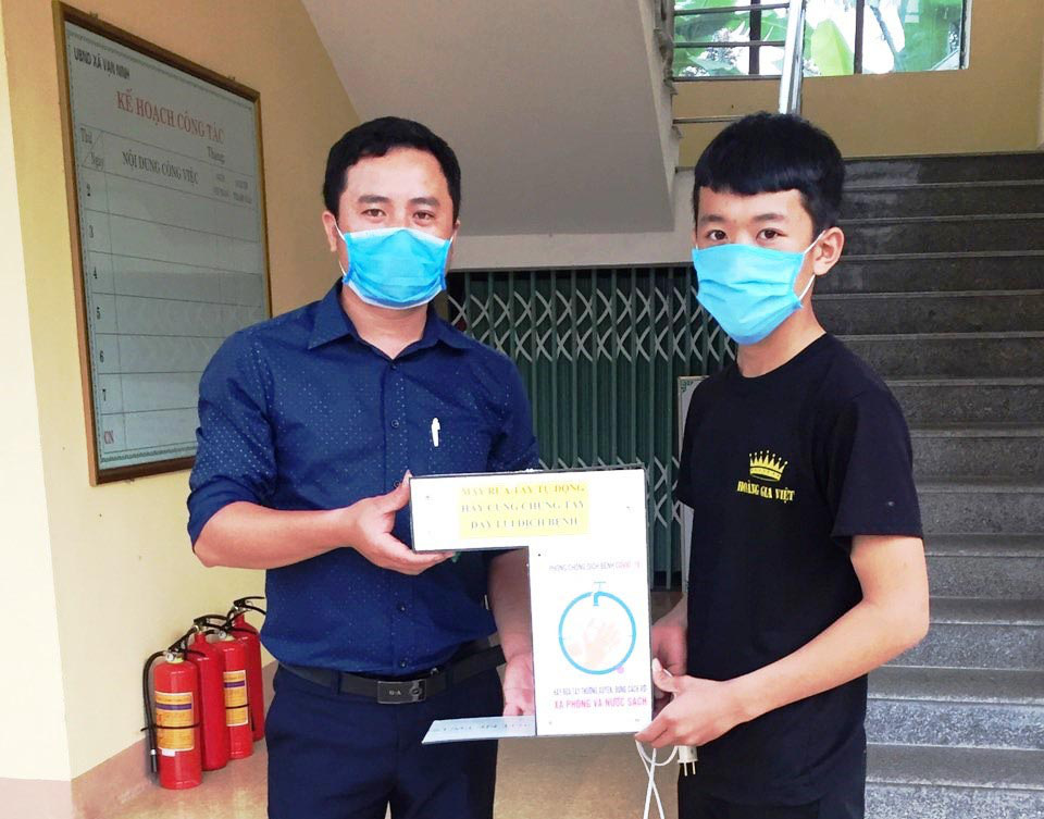 Cậu học trò lớp 9 sáng chế máy rửa tay chống dịch