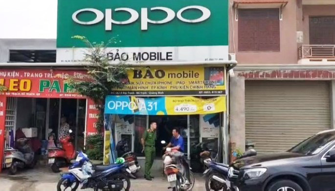 Quảng Bình: Phát hiện thêm 2 cửa hàng bán điện thoại "lậu"
