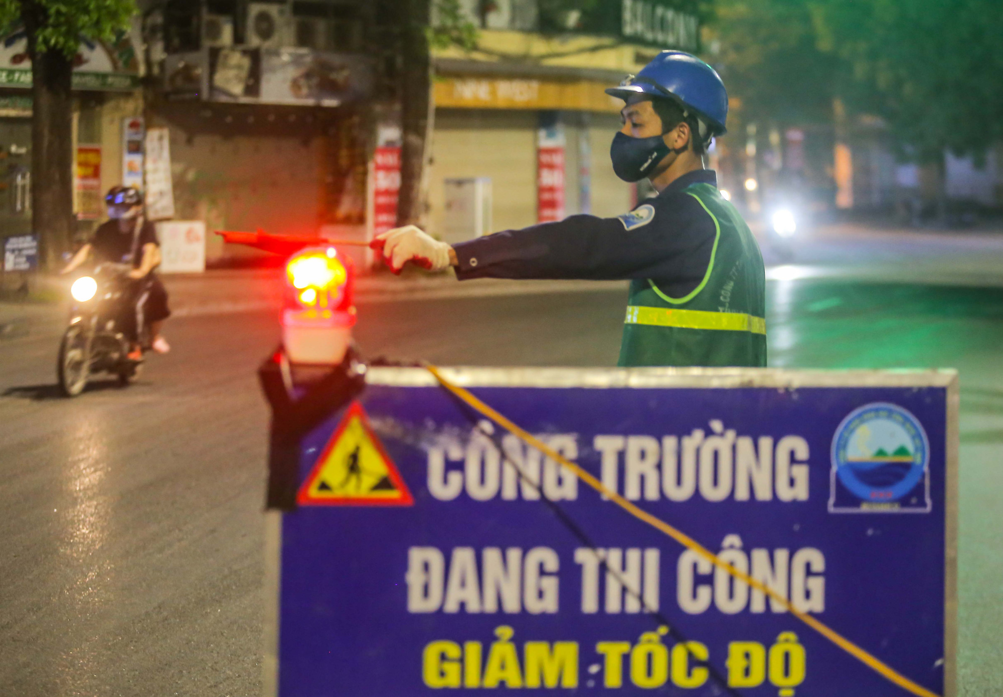 Cận cảnh c&ocirc;ng nh&acirc;n thức đ&ecirc;m cải tạo bờ k&egrave; hồ Gươm bằng khối b&ecirc;t&ocirc;ng cốt sợi đ&uacute;c sẵn - Ảnh 3.