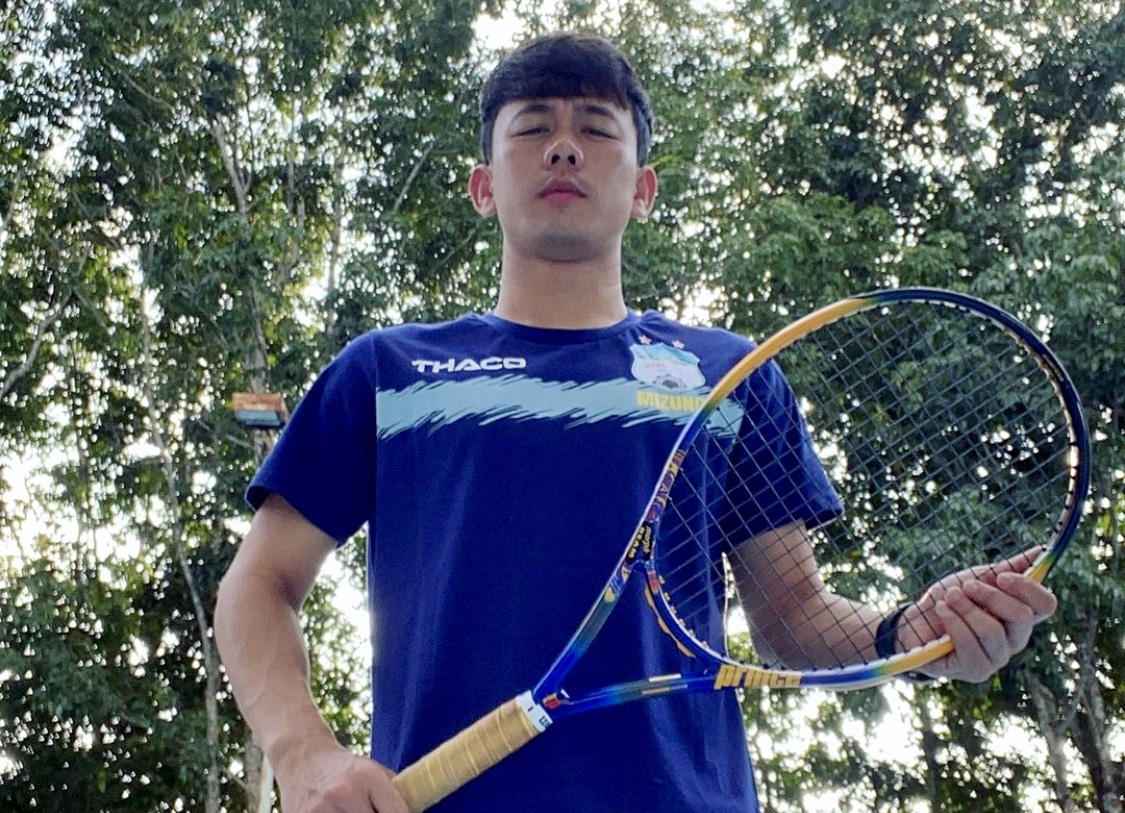 Chờ Pleiku gỡ bỏ lệnh cấm tập thể thao, cầu thủ HAGL chọn đánh tennis trong lúc giãn cách