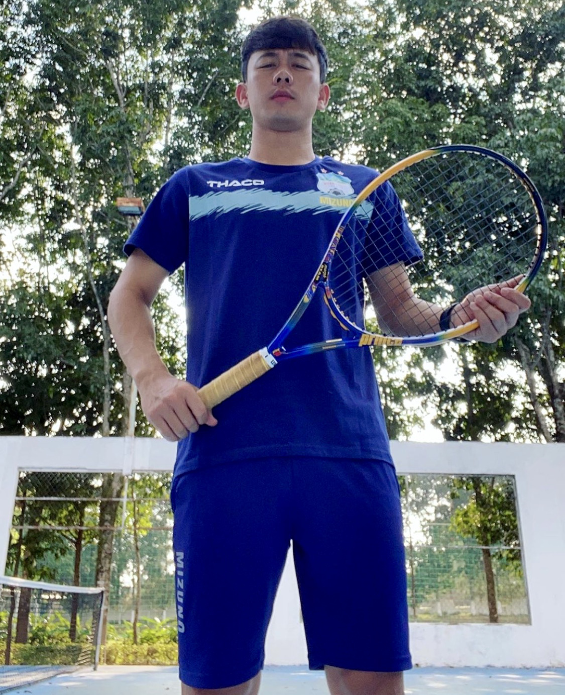 Chờ Pleiku gỡ bỏ lệnh cấm tập thể thao, cầu thủ HAGL chọn đ&aacute;nh tennis trong l&uacute;c gi&atilde;n c&aacute;ch - Ảnh 2.