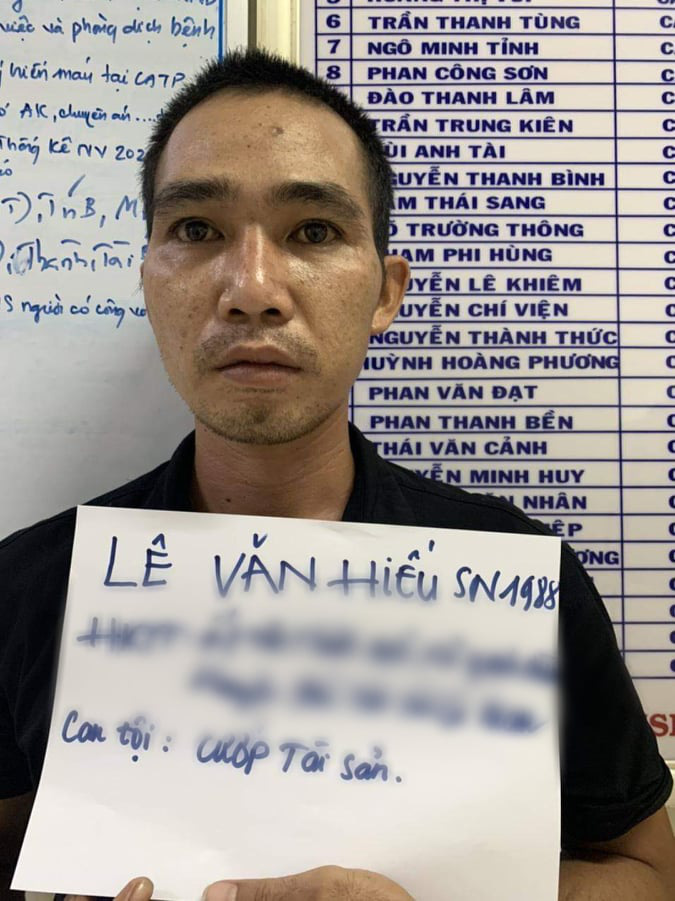 Ch&acirc;n dung đ&ocirc;i nam nữ liều lĩnh cướp giữa ban ng&agrave;y ở B&igrave;nh Ch&aacute;nh - Ảnh 1.
