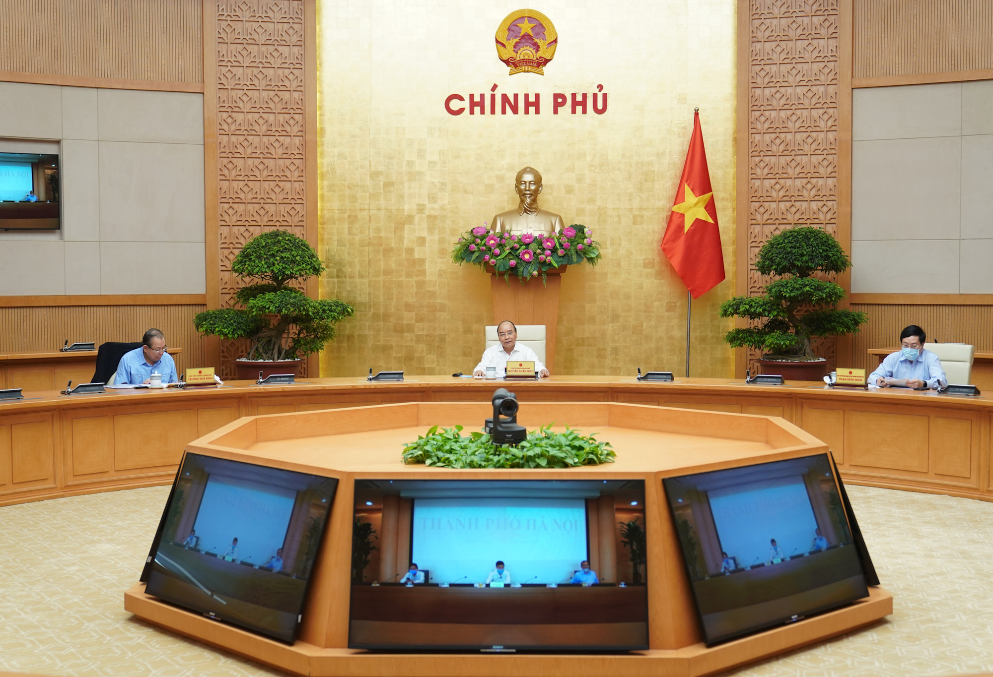 Thủ tướng chủ trì họp Thường trực Chính phủ "quyết" về giãn cách xã hội sau ngày 22-4