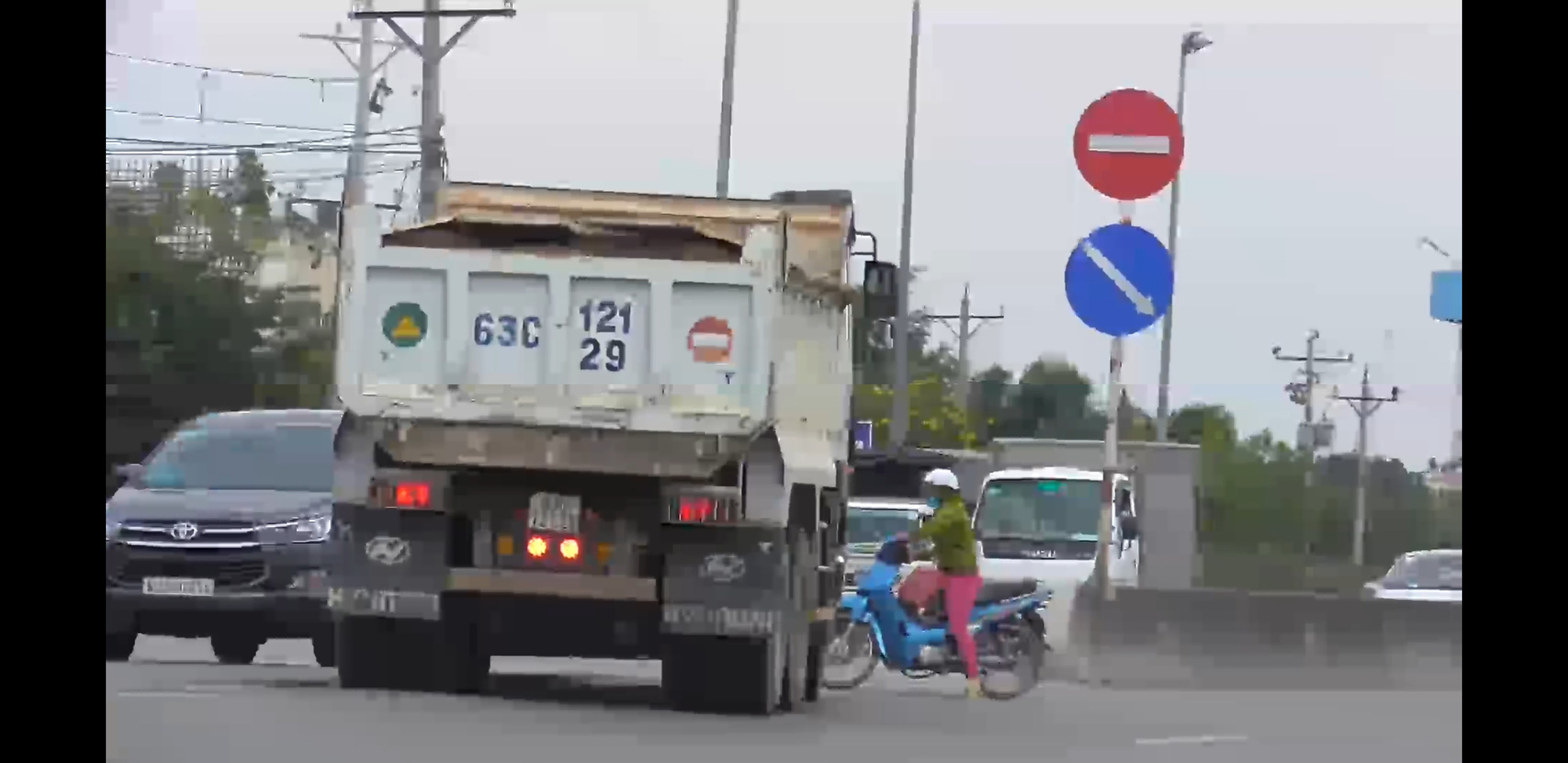 CLIP: Ô tô vô tư chạy ngược chiều ngay đường dẫn cao tốc TP HCM - Trung Lương