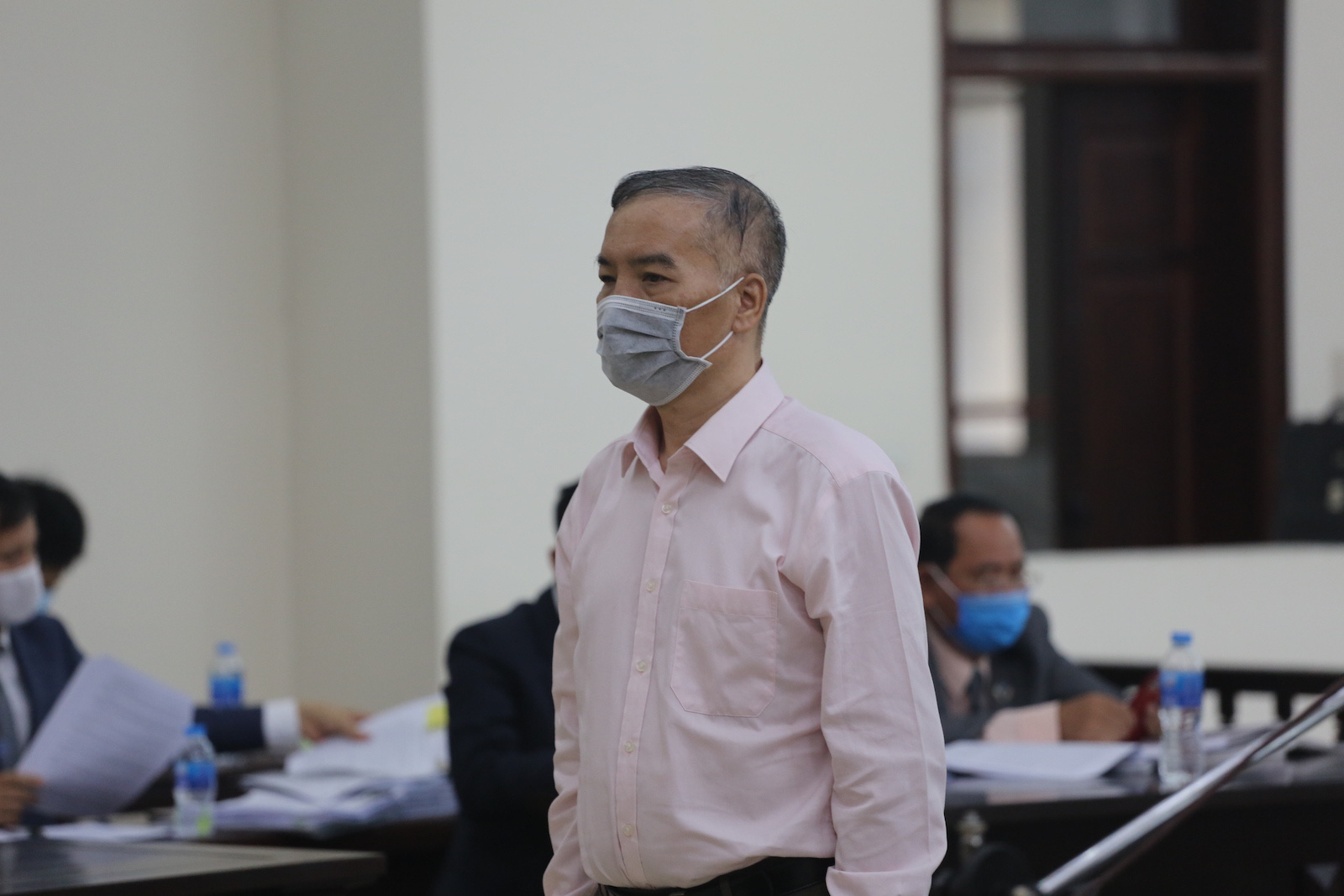 Không đồng ý hoãn tòa, cho nguyên bộ trưởng Nguyễn Bắc Son ngồi trình bày - Ảnh 2.