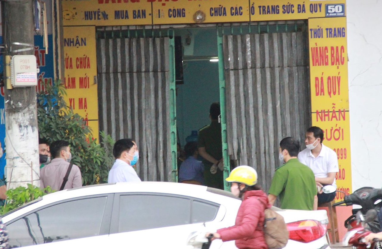Vụ Chi cục trưởng thi hành án TP Thanh Hóa tử vong vì chất độc: Chủ tiệm vàng nghi vợ ngoại tình