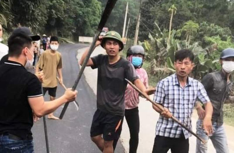 Bắt nhóm côn đồ cầm dao, tuýp sắt đánh người, đập phá ôtô trước mặt công an