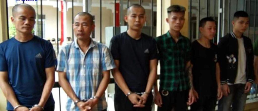 Bắt nh&oacute;m c&ocirc;n đồ cầm dao, tu&yacute;p sắt đ&aacute;nh người, đập ph&aacute; &ocirc;t&ocirc; trước mặt c&ocirc;ng an - Ảnh 1.