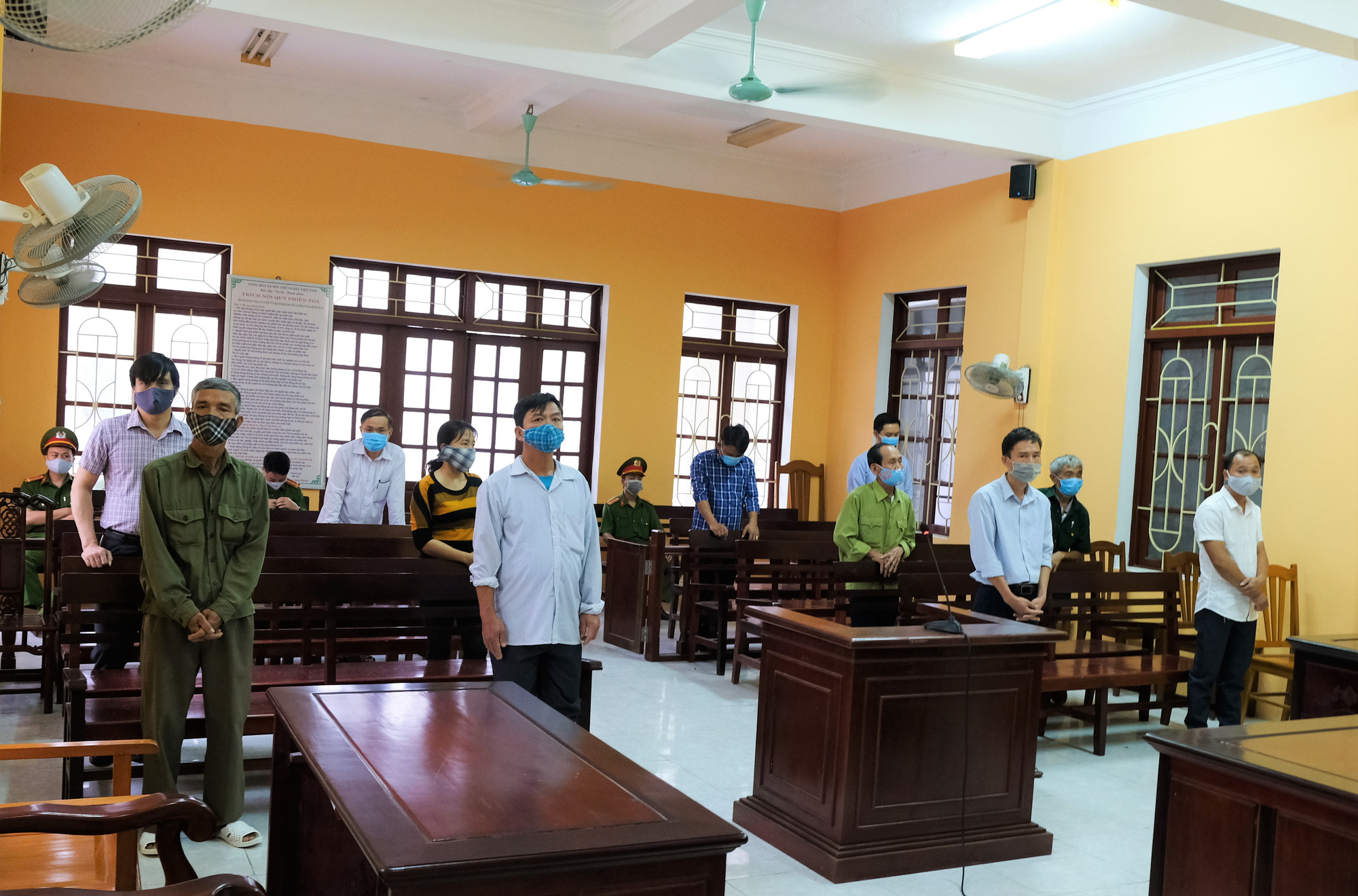 Thiếu tr&aacute;ch nhiệm, 3 cựu c&aacute;n bộ huyện ở Thanh H&oacute;a chia nhau 18 th&aacute;ng t&ugrave; - Ảnh 1.